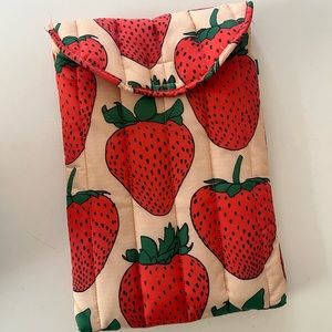 BAGGU puffy laptop sleeve 16in strawberry print